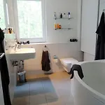 Deichhaus Boddentraum 펜션 브리게