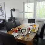 Deichhaus Boddentraum 펜션 브리게